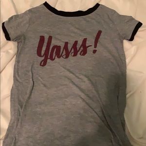 Gray shirt with burgundy ”yasss!” print on front